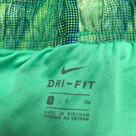 Bundle under armour heat gear and Nike dri-fit womens shorts size S - Picture 6 of 11